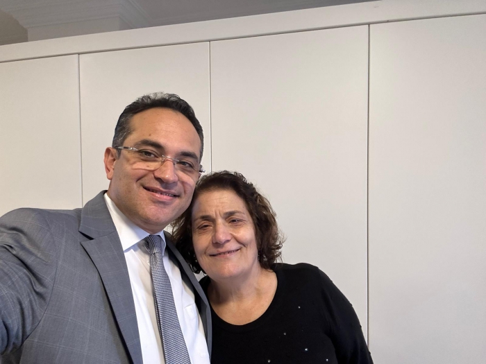 Başkan Atila, annesinin elini öperek yola çıktı