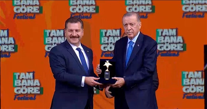 Yücel Yılmaz Genç Belediye Ödülü'nü aldı.