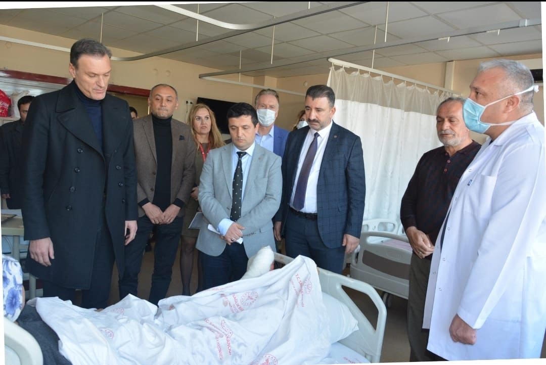 AK Parti'den Konak'a gelen depremzedelere ziyaret