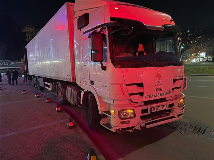 AK Parti Konak İlçe Teşkilatı, depremin yıktığı Hatay’a yardım TIR’ı yolladı.