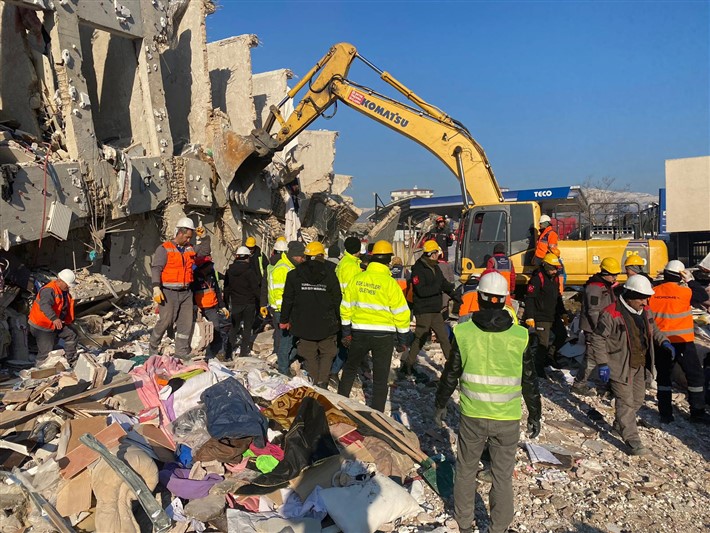 Torbalı Belediyesi ekibi 8 vatandaşı kurtardı