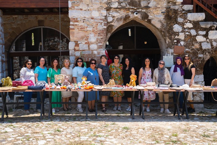 GÜÇLÜ KADINLAR, EL EMEĞİ GÖZ NURU ÜRÜNLERİNİ SERGİLEDİLER