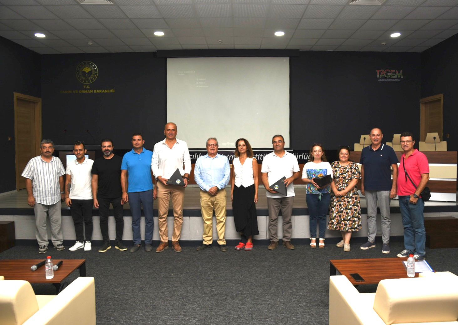 “Borsakarası”; mavi-siyah ve orta erkenci bir çeşittir.