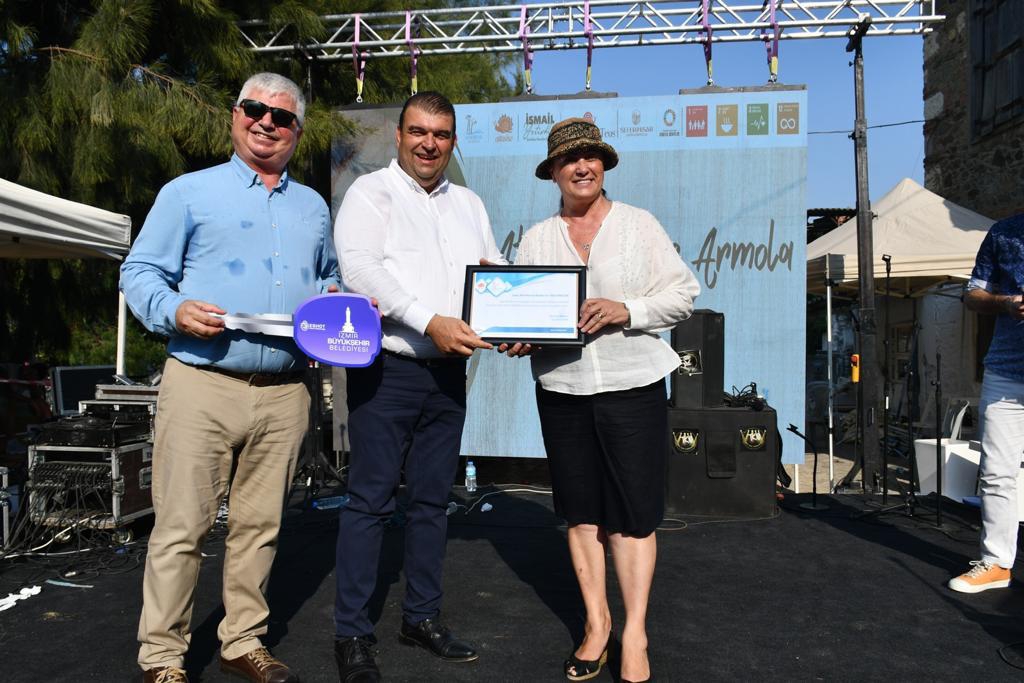 İzmir Büyükşehir Belediyesi'nden Seferhisar Belediyesi'ne otobüs