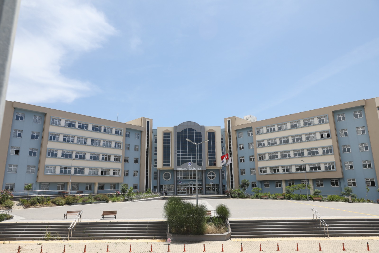 DEÜ HUKUK FAKÜLTESİ TÜRKİYE’NİN EN İYİLERİ ARASINDA
