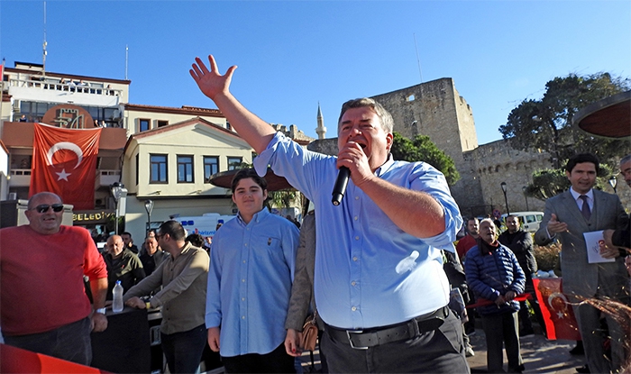 Ekrem Oran, bini aşkın Çeşmelinin katılımıyla aday adaylığı başvurusu yaptı