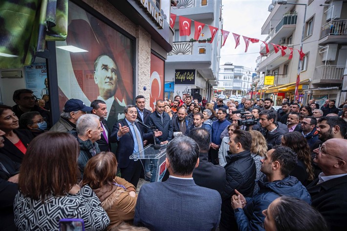 Başkan Batur’a miting gibi karşılama