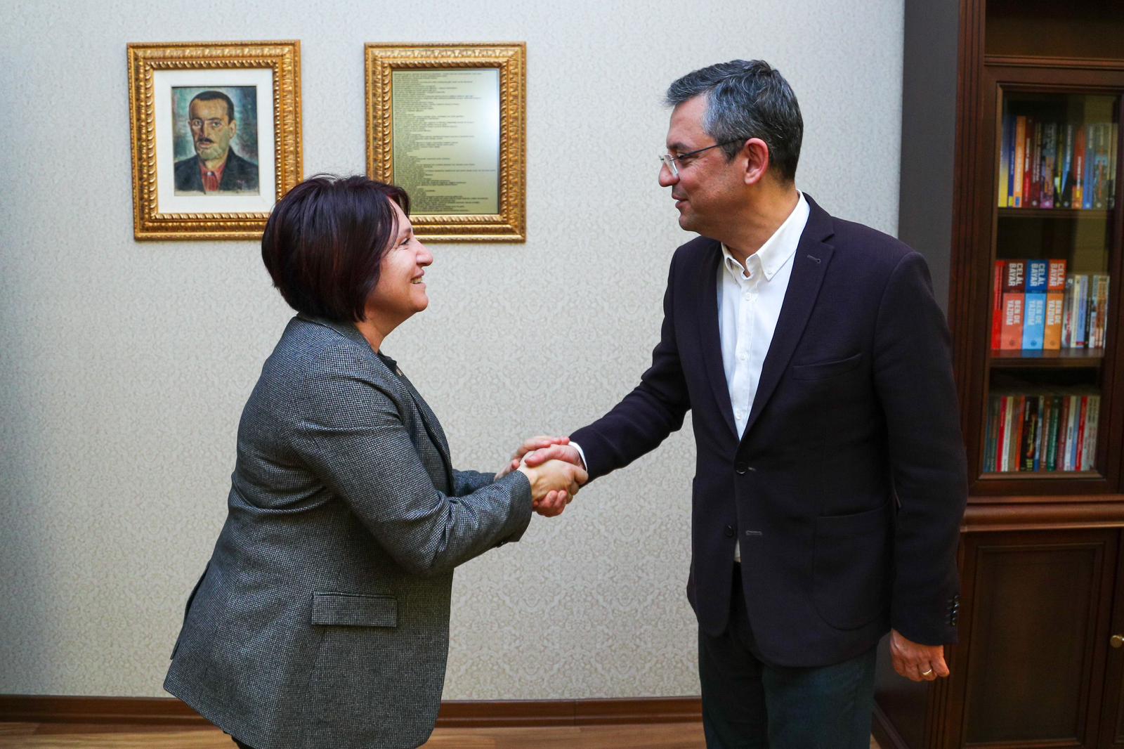 Nergis çiçeği, CHP Genel Merkezi’nde Özel ve Erdoğan’ı buluşturdu