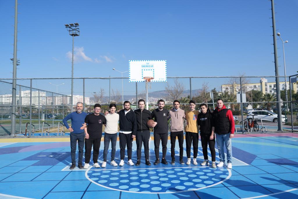 AK Parti adayı gençlerle basketbol oynadı: “Karşıyaka’ya daha genç bir vizyon katacağız”
