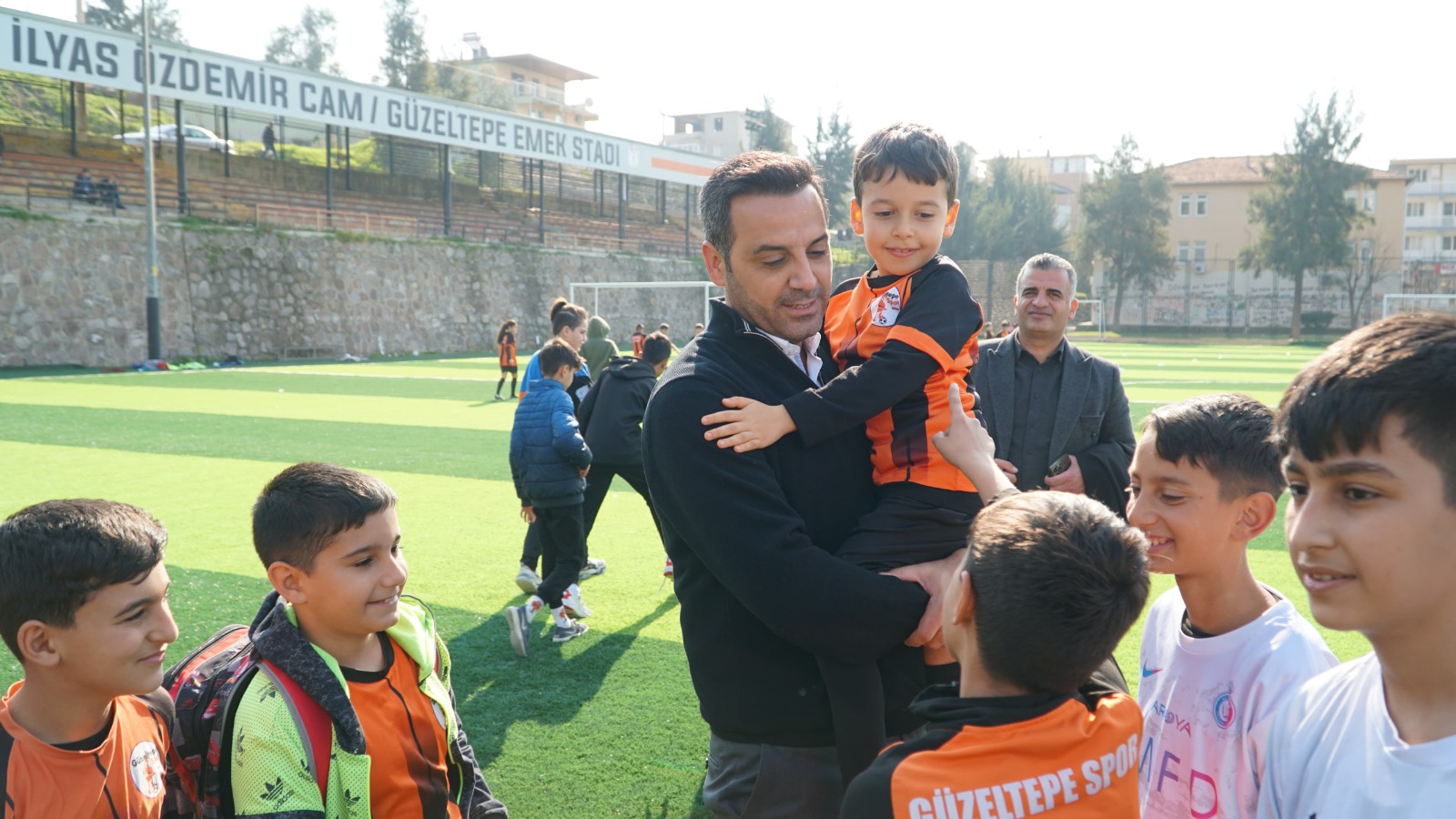 Çiğli’nin minik yıldızları Onur Emrah Yıldız’ı ağırladı: “Ruhlar amatör ama hepsi birer yıldız”