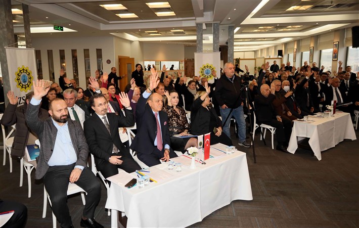 Hasan Küçükkurt’tan Hüseyin Cengiz’e İZSİAD bayrağı
