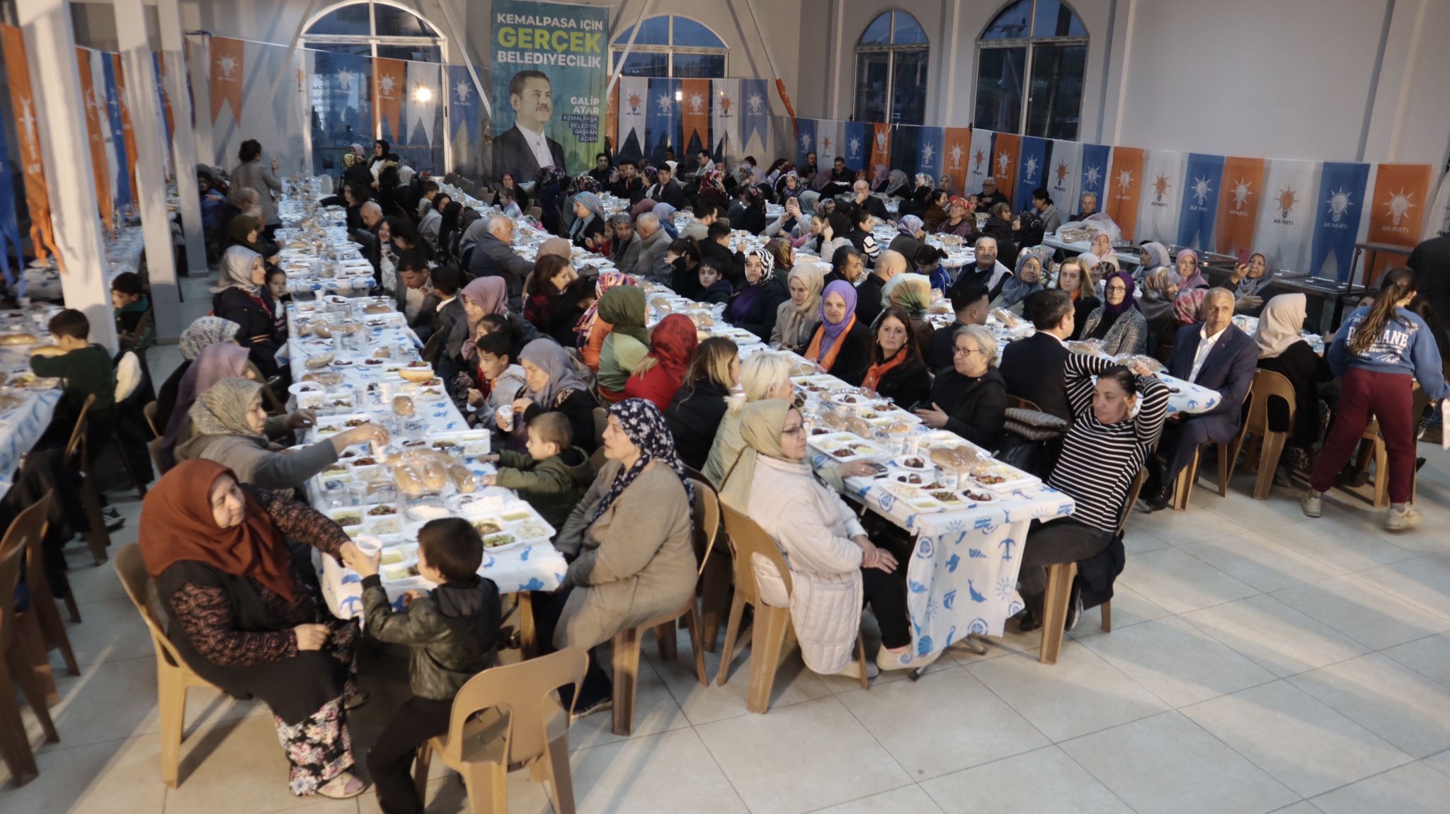 AK Parti’nin Kemalpaşa Adayı Atar, Kuyucak’ta İftar Sofrasını Şenlendirdi