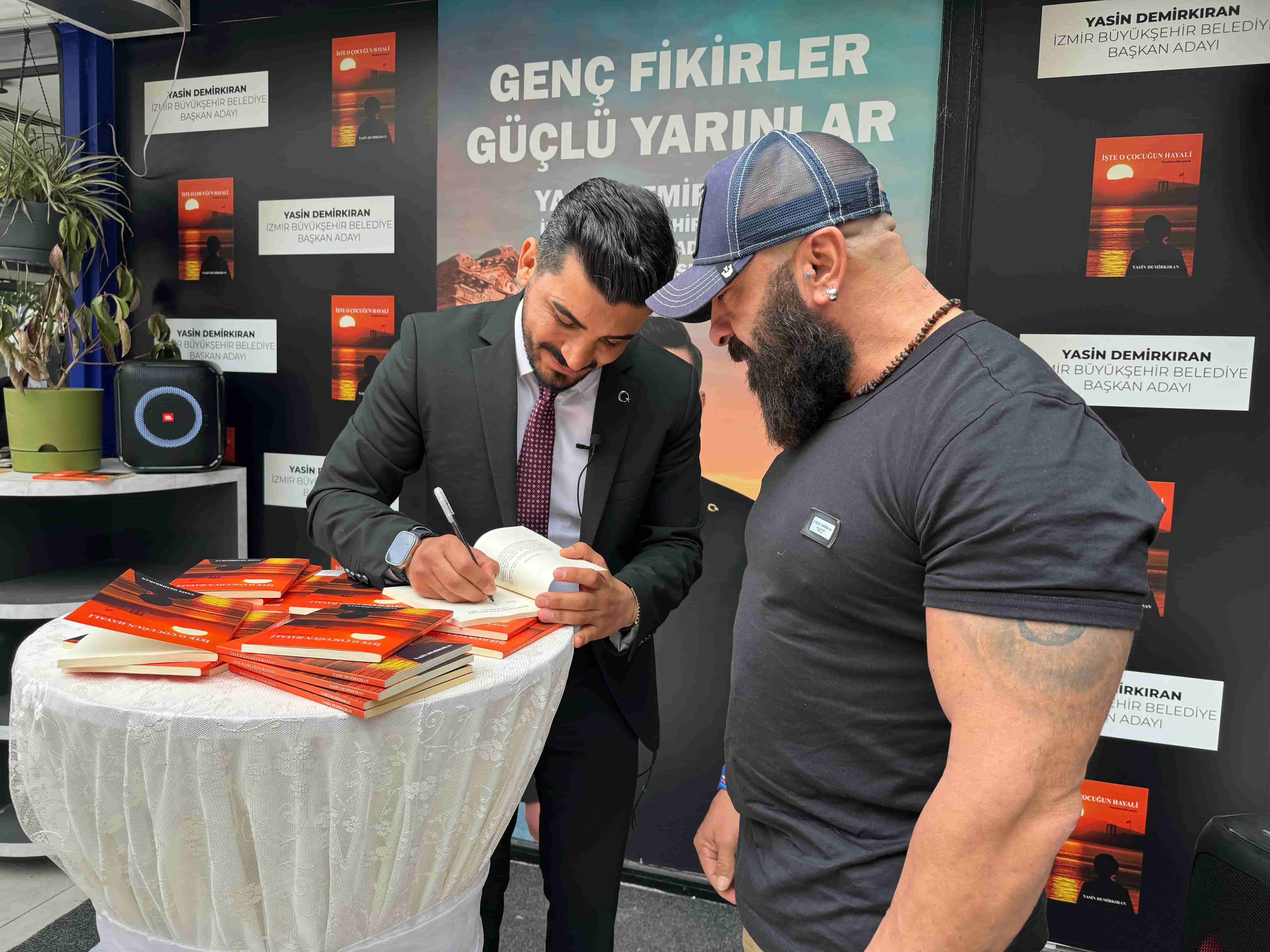 İzmir Bağımsız Adayı Yasin Demirkıran'dan Anlamlı İmza Günü: Kitabını Okurlara Hediye Etti