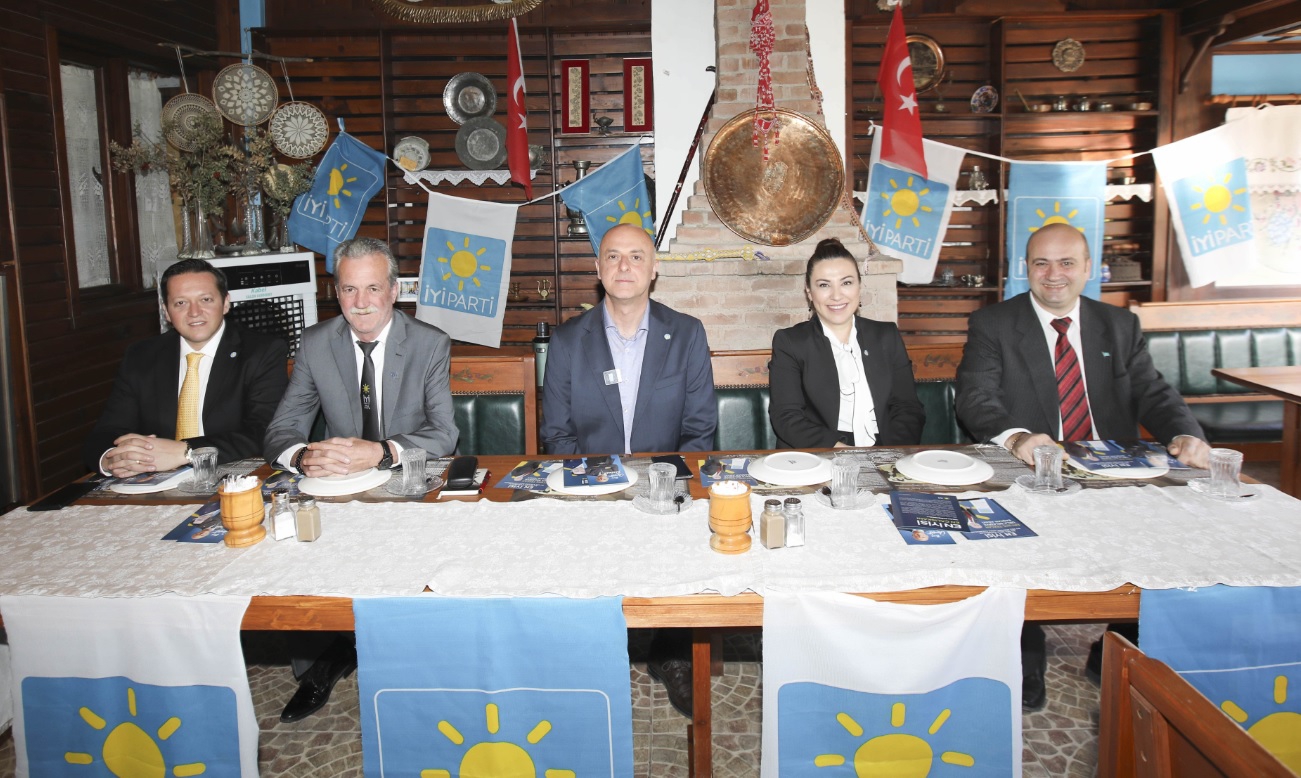 İzmir’in Yeni Yüzü: Ümit Özlale’den İddialı Çıkış