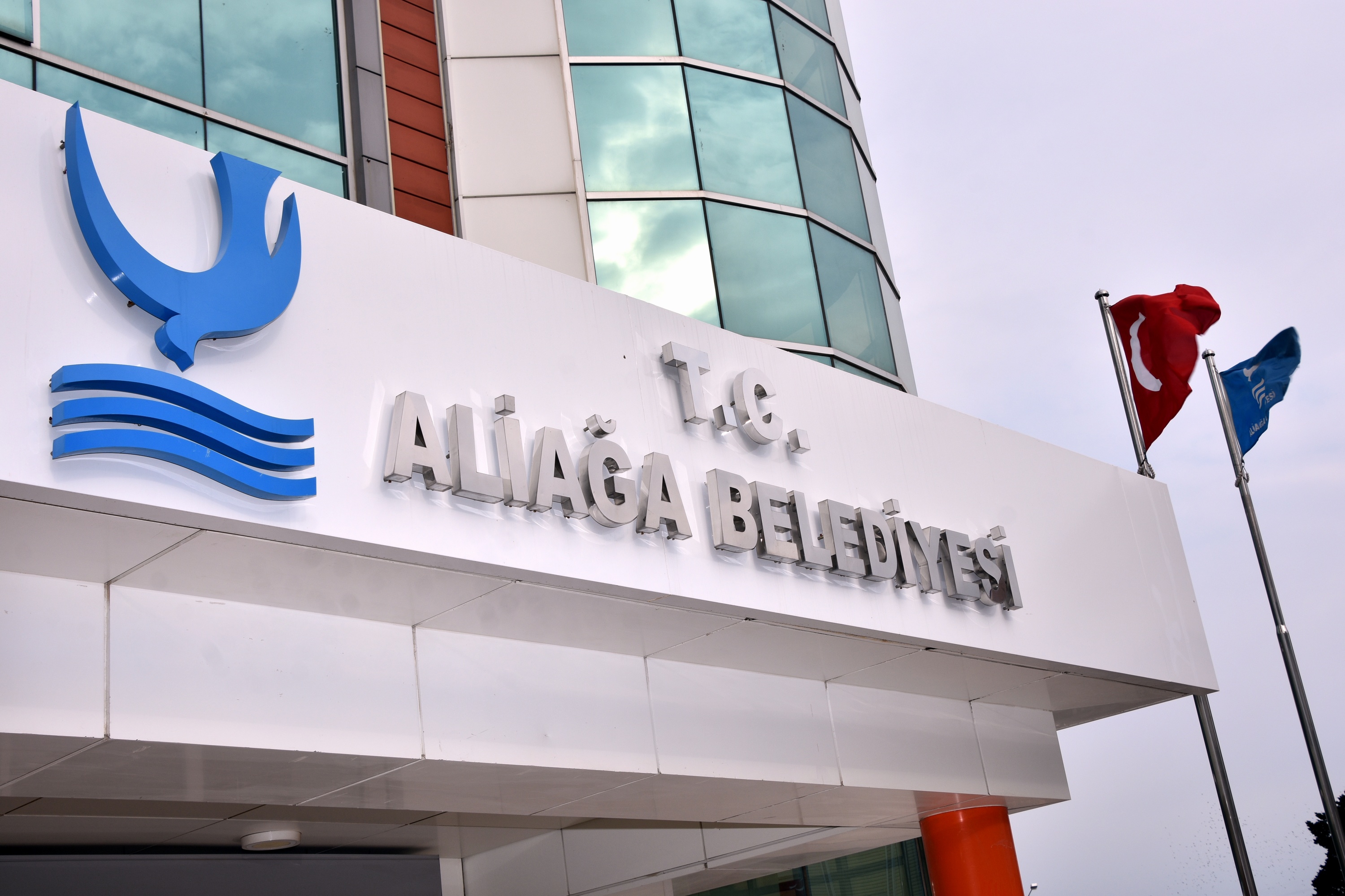 Aliağa'da Güçlü Ekip: Serkan Acar Başkan Yardımcılarını Atayarak Ekibini Tamamladı