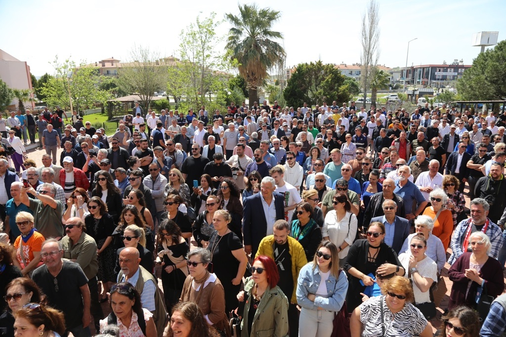 Ayvalık’ta Seçim Coşkusu: Başkan Ergin Mazbatasını Aldı