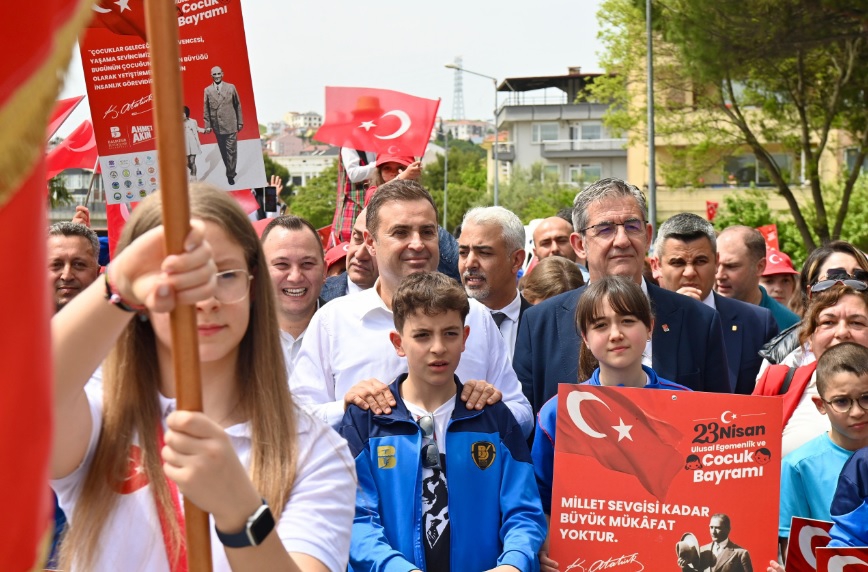 Balıkesir 23 Nisan'ı Coşkuyla Kutladı: Binlerce Kişi Kuvayı Milliye Meydanı'ndan Atatürk Anıtı'na Yürüdü