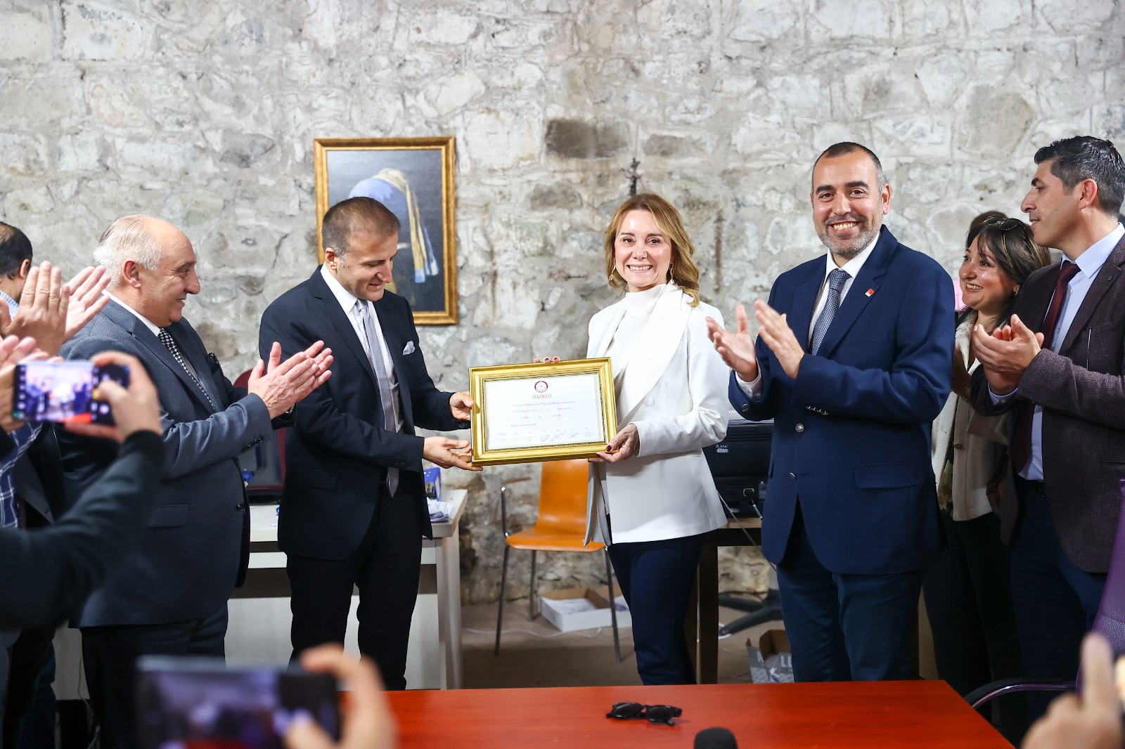 Konak'ta Tarihi Adım! Nilüfer Çınarlı Mutlu, Mazbatasını Aldı