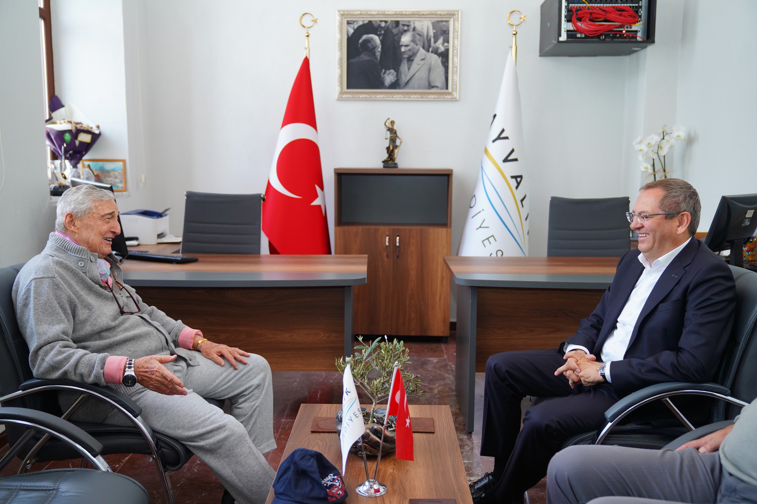 Ayvalık Belediyesi’nde Anlamlı Buluşma: M. Rahmi Koç ve Başkan Mesut Ergin’den Kültürel Miras Vurgusu
