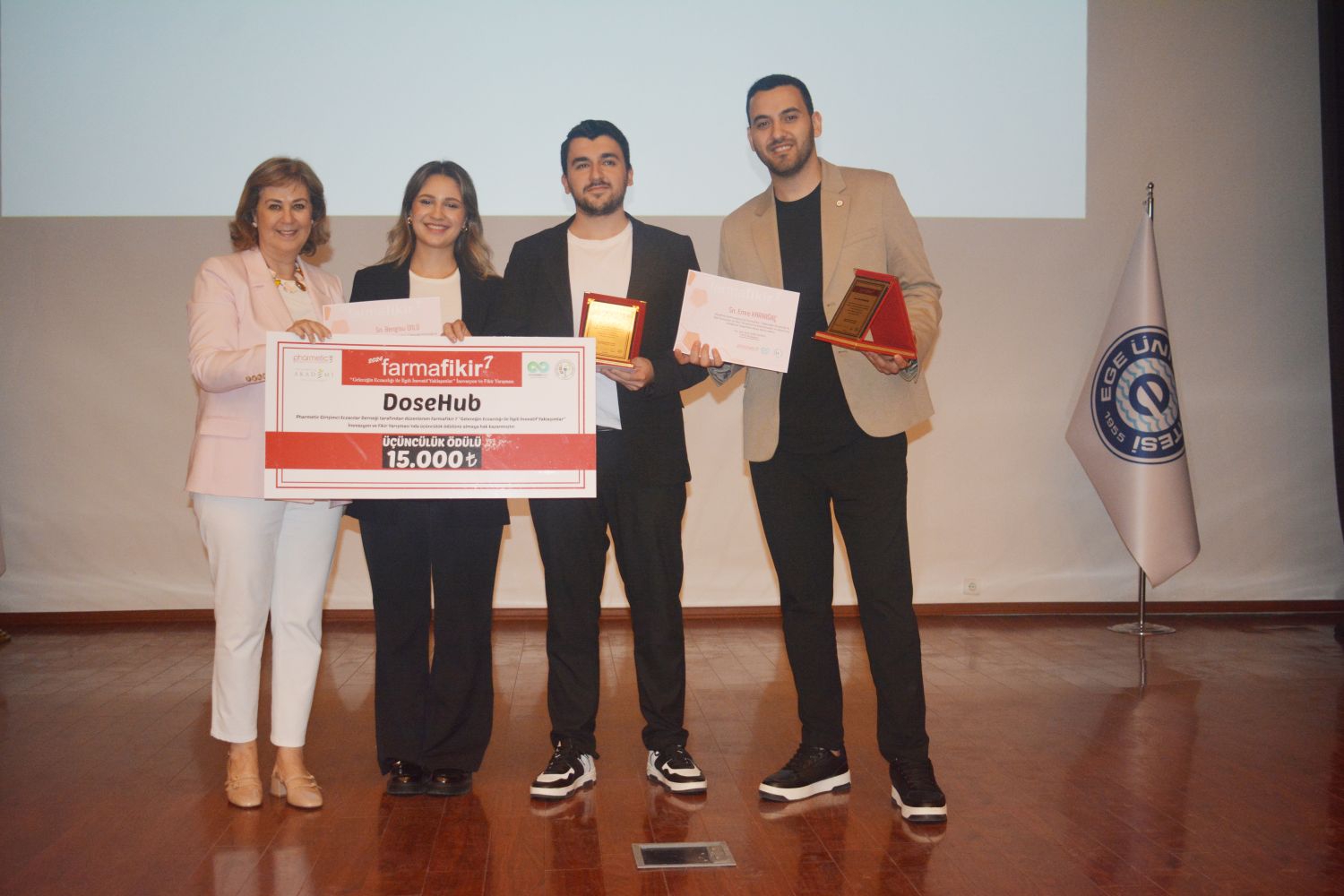 Ege Üniversitesi Eczacılık Fakültesi En İnovatif Eczacılık Fakültesi Seçildi