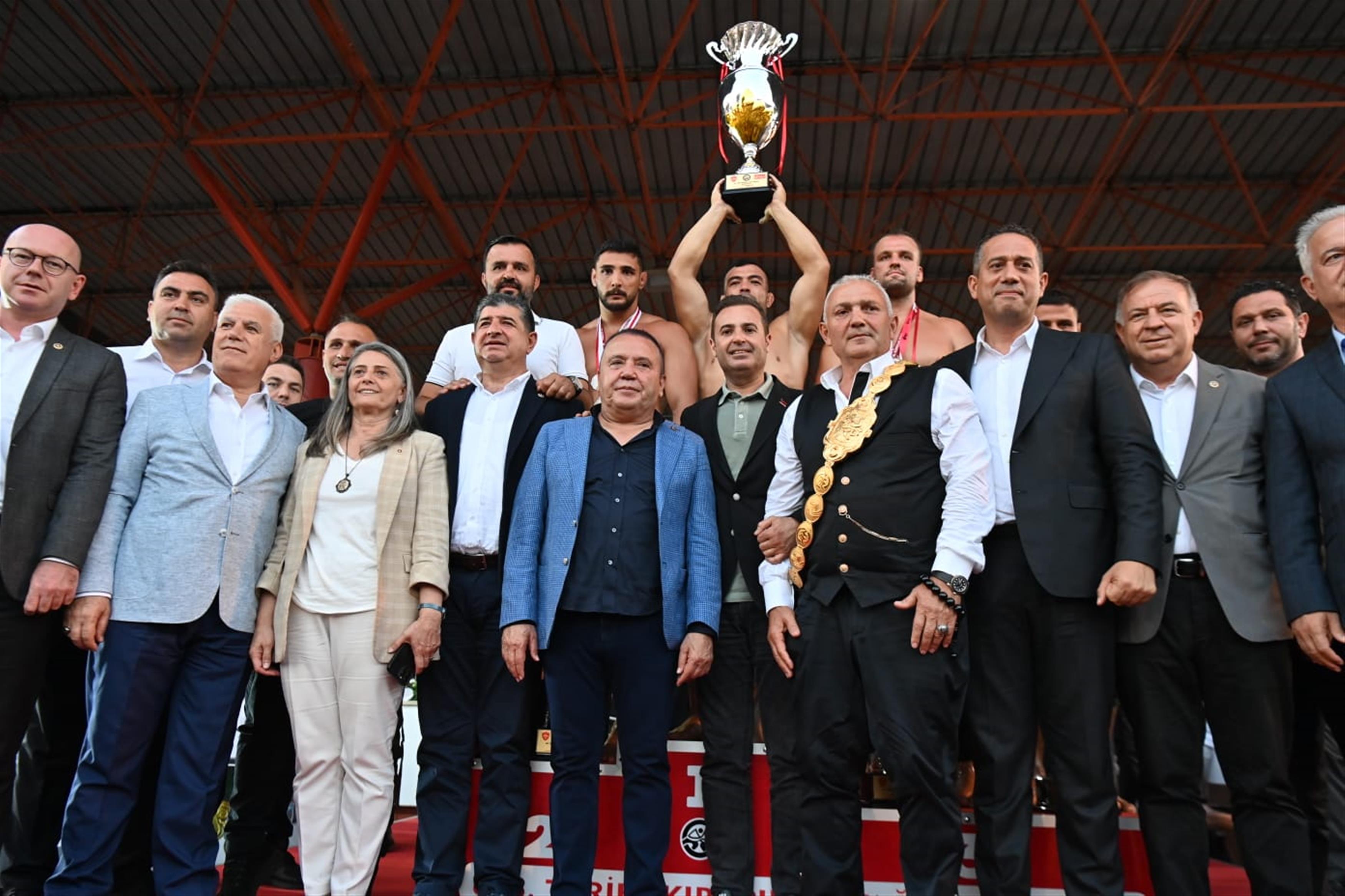 Ahmet Akın ve Siyasi Liderler, Kırkpınar'da Güreşçilere Destek Verdi