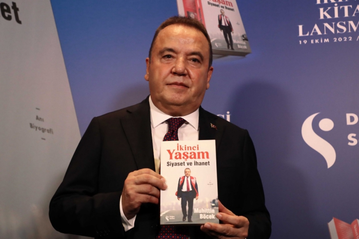 Antalya Kitap Fuarı'nda Başkan Muhittin Böcek’ten Üçüncü Kitap Müjdesi
