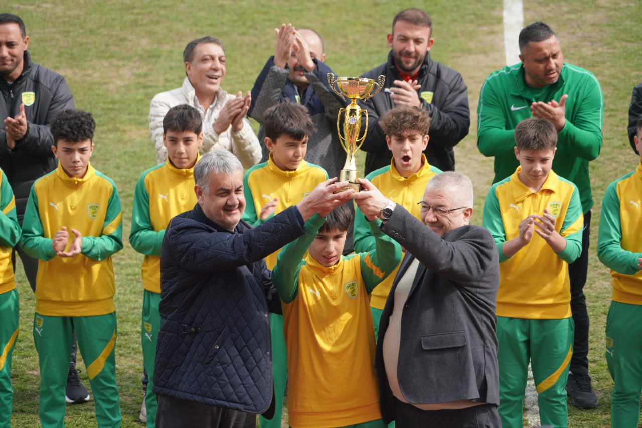 Edremitspor Kazandı, U-14 Takımı Şampiyonluk Kupasıyla Kutladı!