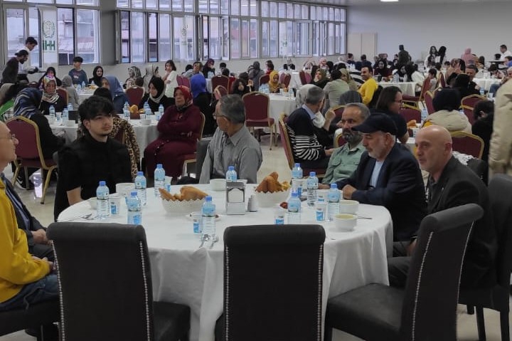 İzmir İHH, Yetim Çocuklar İçin Geleneksel İftar Programını Gerçekleştirdi