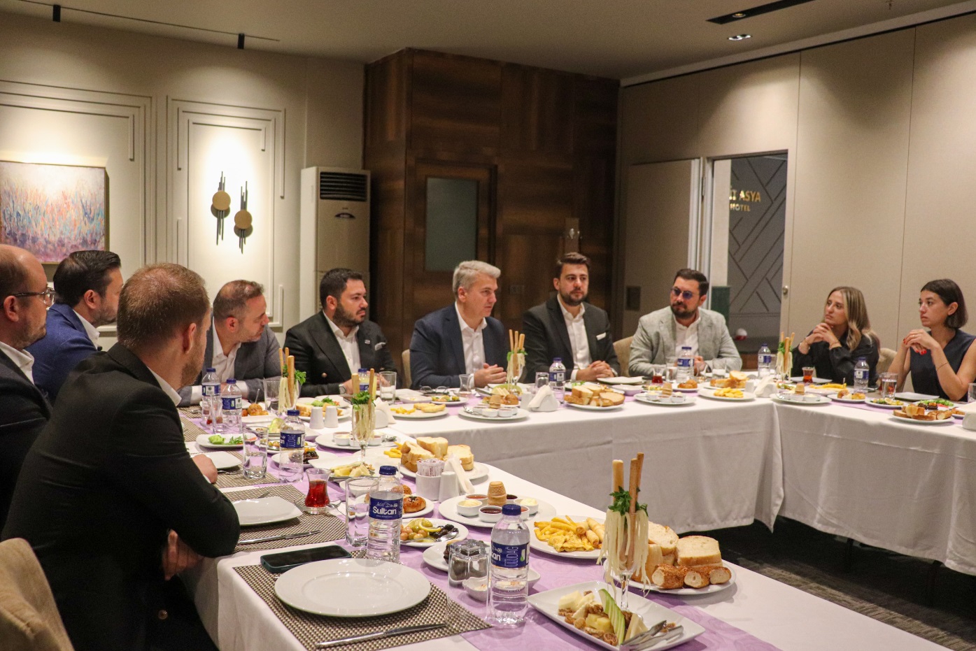 Balıkesir Ekonomisi İçin Güç Birliği: Milletvekili Canbey Genç İş İnsanlarıyla Buluştu