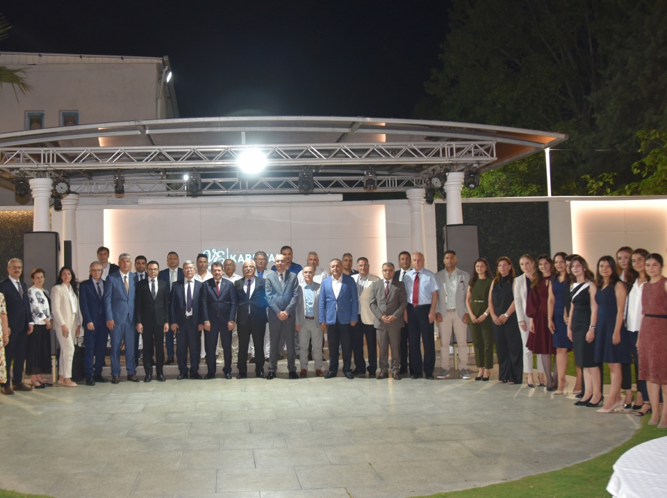 Karşıyaka Adliyesi'nde Duygusal Veda: Efsane Başkan Özcan'a Gözyaşlarıyla Uğurlama