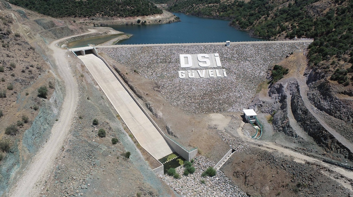 Demirci'de Bereket Coşkusu: Güveli Sulama Projesi Tamamlanıyor