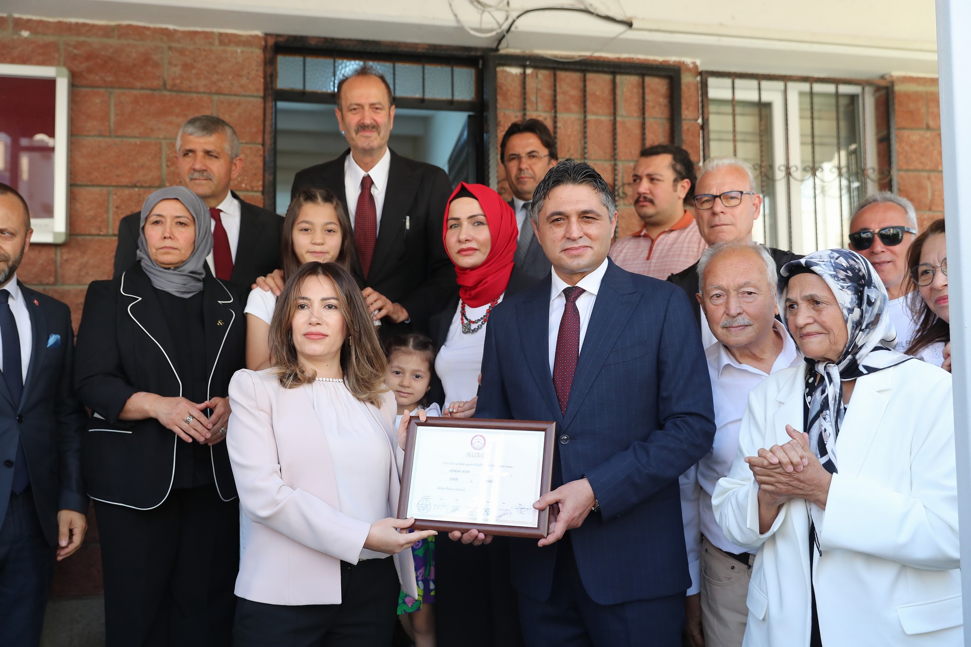 Aliağa’da Üçüncü Dönem Coşkusu: Başkan Acar Mazbatasını Aldı
