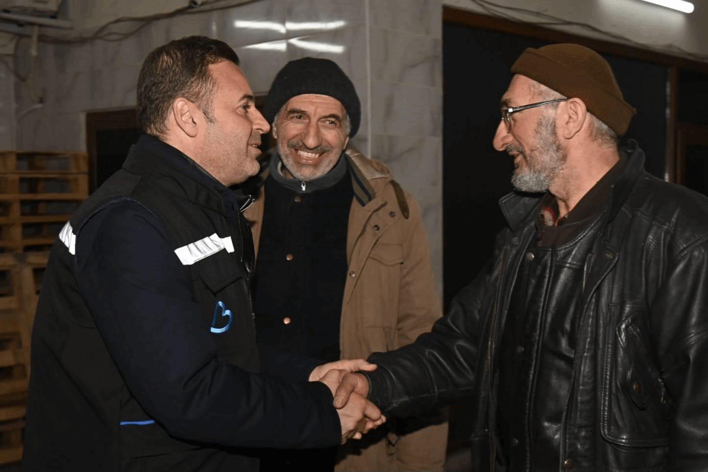 Balıkesir Büyükşehir Belediye Başkanı Ahmet Akın, Hali Ziyaret Ederek Esnafla Sohbet Etti