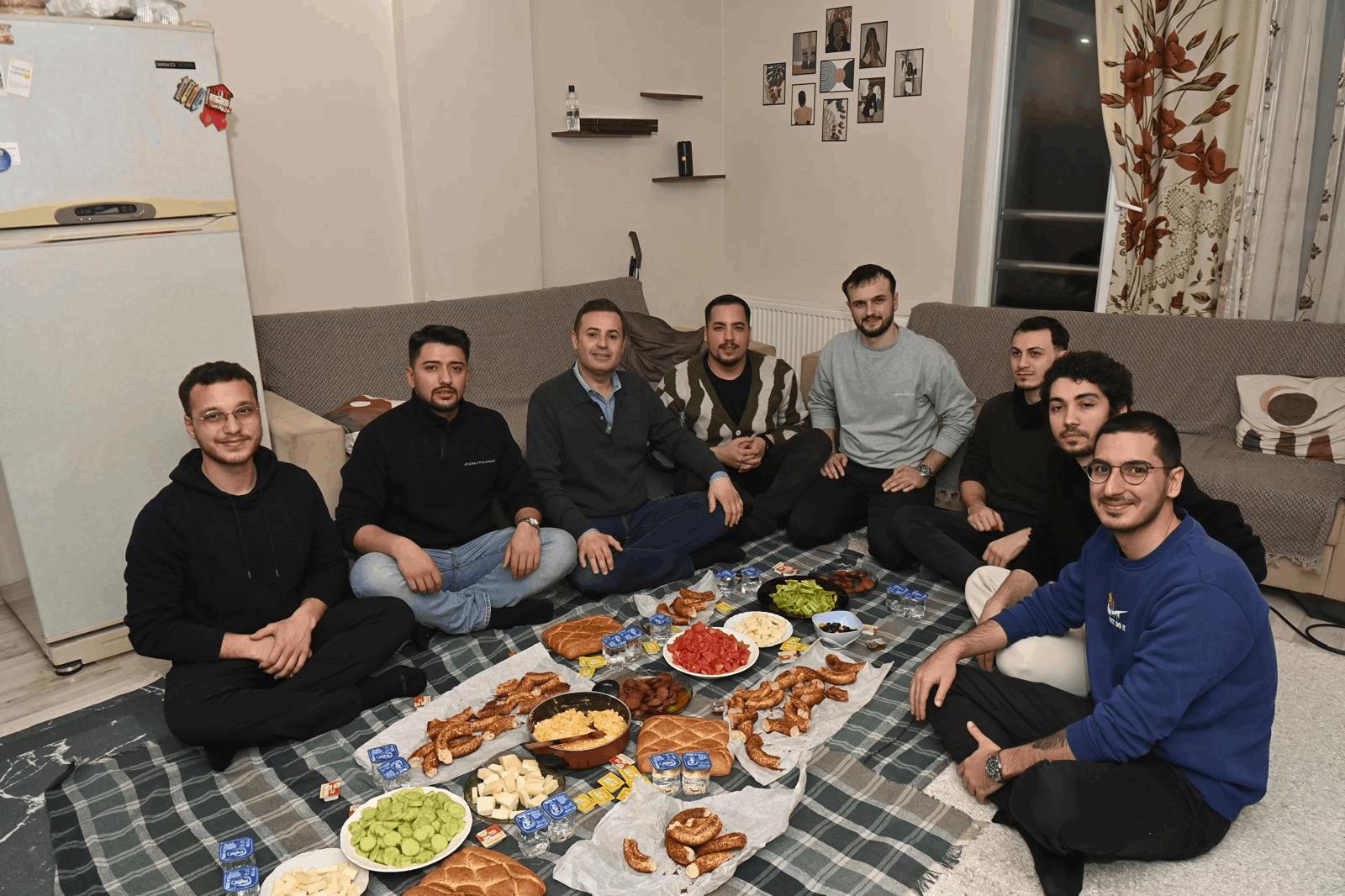 Balıkesir Büyükşehir Belediye Başkanı Ahmet Akın, Öğrencilerle Sahurda Bir Araya Gelerek Yurt Sorununa Çözüm Müjdesi Verdi