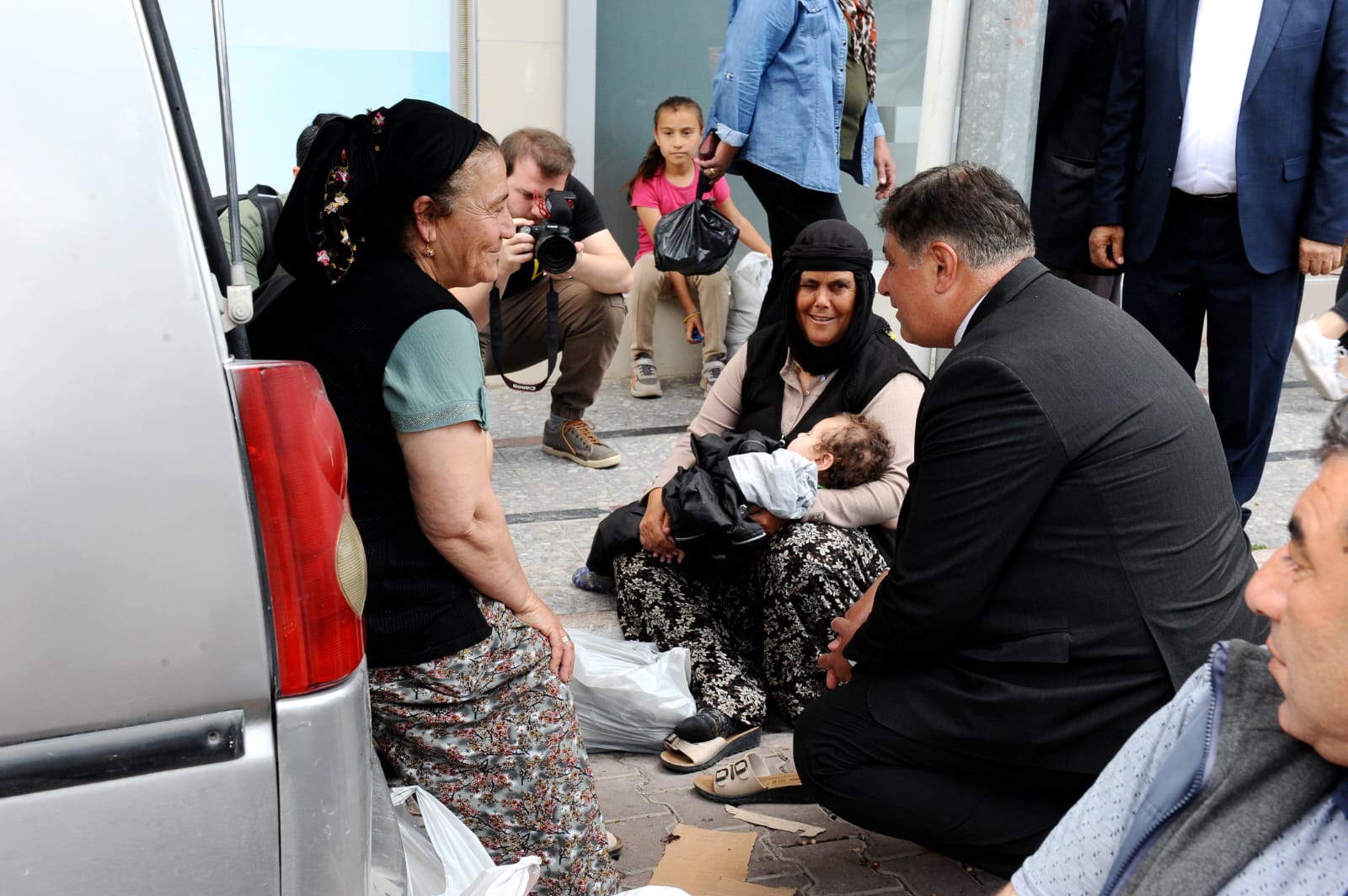 Başkan Cemil Tugay, Kınık’ta sahaya indi.