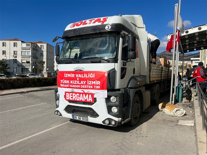 Bergama’dan depremzedelere gönderilen tır sayısı 11’e yükseldi