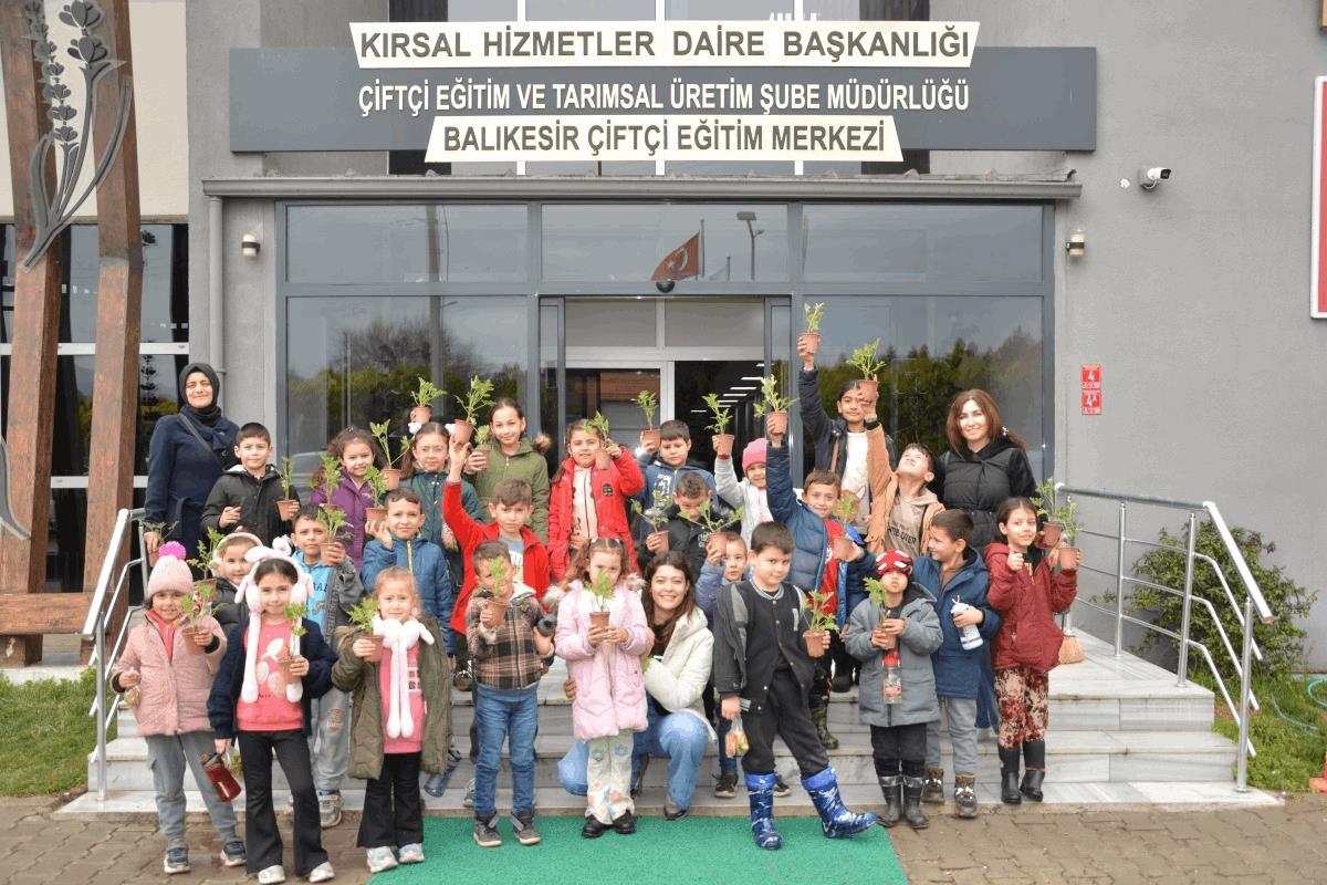 Burhaniye Börezli İlkokulu Öğrencileri, BAÇEM’de Tıbbi ve Aromatik Bitkileri İnceledi