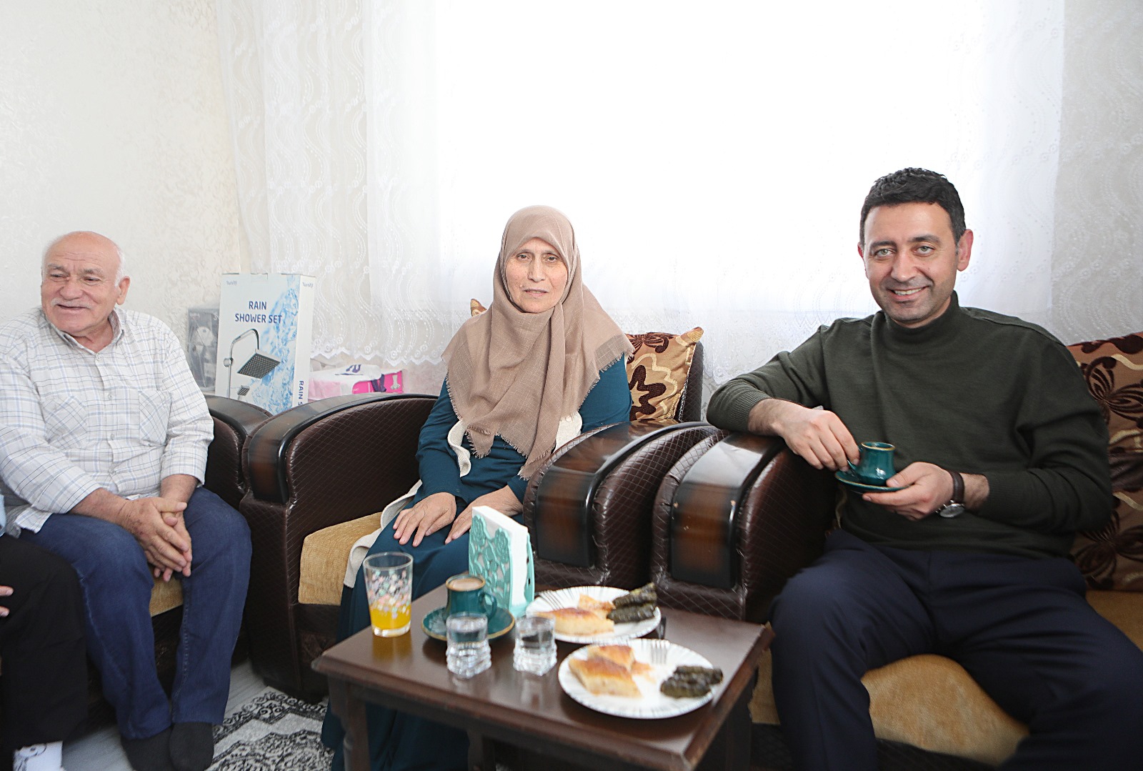İrfan Önal, Bayramda da Sahada: Bilgi Teyze ile Kahve Sözünü Yerine Getirdi