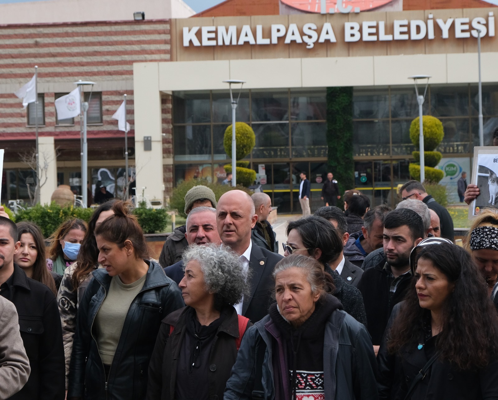 İzmir'de Hayvanseverler Sevindi: Özlale'den Barınak ve Rehabilitasyon Sözü