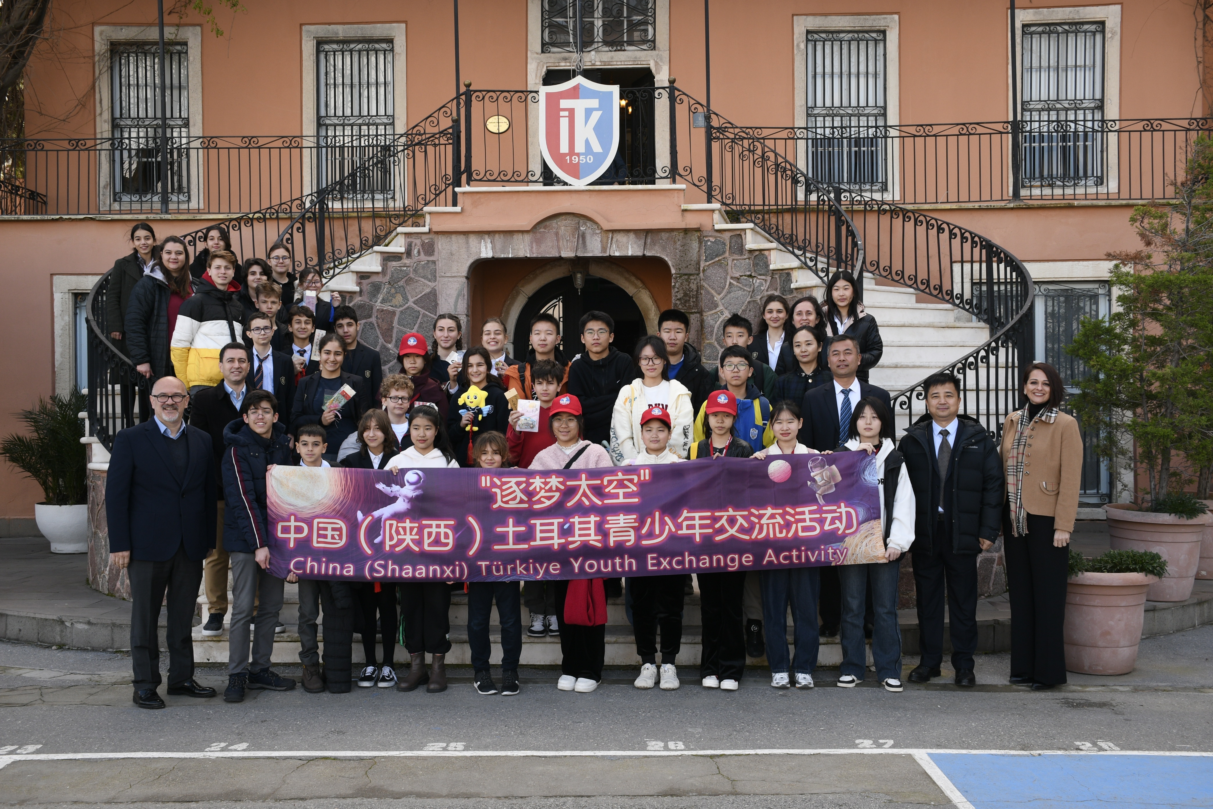 İzmir Özel Türk Koleji ve Xianyang Qidi Middle School Arasında Kardeşlik Köprüsü Kuruldu!