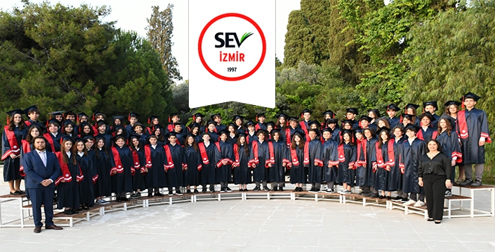 İzmir SEV'de mezuniyet töreni