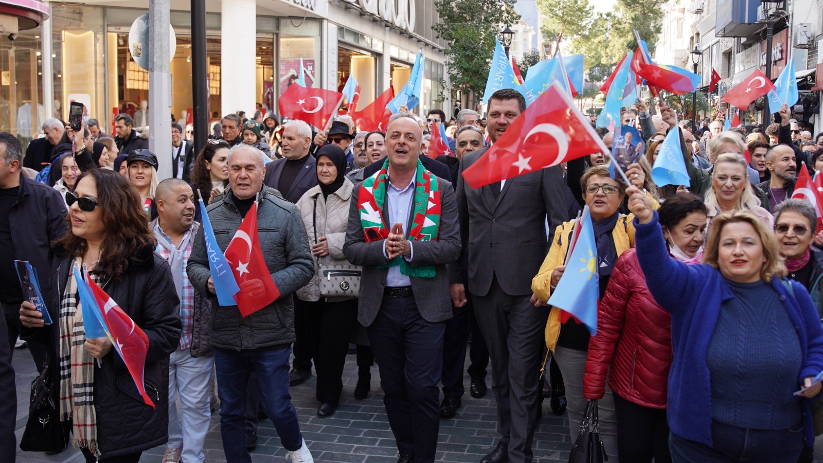 Özlale, Karşıyaka’da Halkın Gönlünü Fethetti